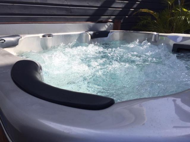 Ylang Residence Avec Piscine Chauffee & Jacuzzi Le Patelin Exterior foto